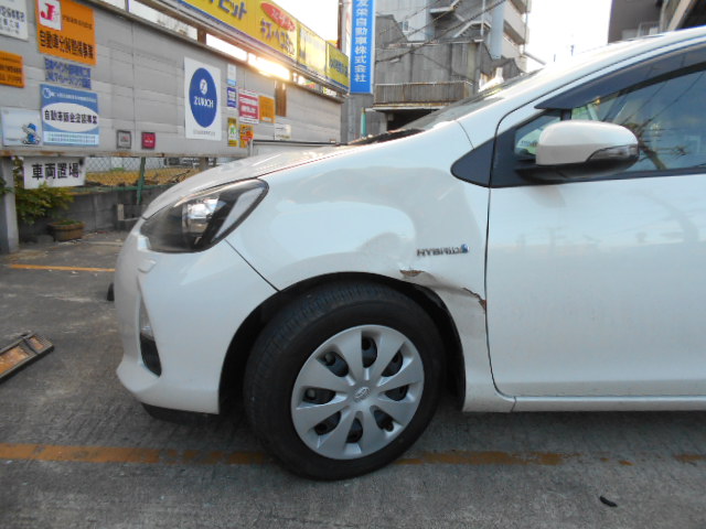 トヨタトヨタ アクア フロントフェンダー 交換 大阪 友栄自動車 大阪寝屋川市